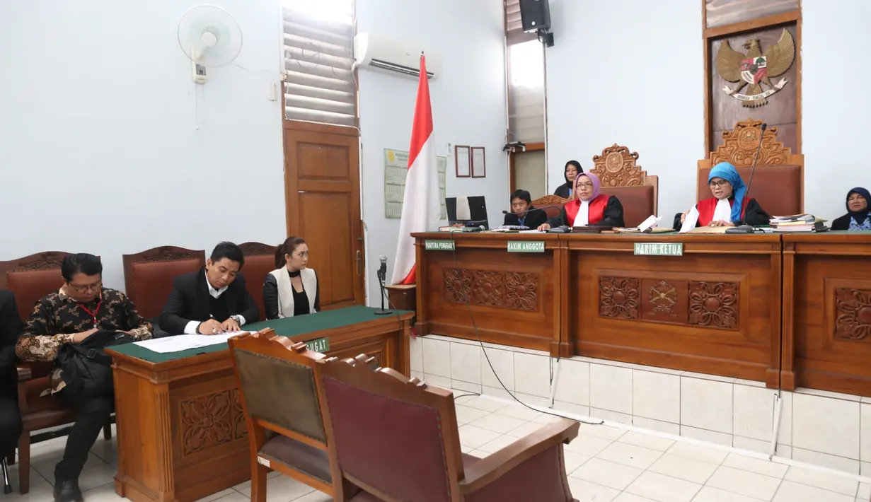 "Bingung, mau jadi apa? mau nyanyi, main sinetron atau mau jd host tv aja??? gak mungkin jadi semuanya. Aku plin plan gak ngerti mna yg bener2 harus di seriusin," ungkap Nafa di Instagram Stories-nya, Selasa (3/10/2017). (Nurwahyunan/Bintang.com)