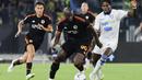 Pemain AS Roma, Romelu Lukaku, berusaha melewati pemain Frosinone, Caleb Okoli,pada laga pekan ketujuh Serie A 2023/2024 di Stadion Olimpico, Roma, Senin (02/10/2023). AS Roma menang dengan skor 2-0. (AFP/Filippo Monteforte)