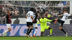 Bek Spezia Polandia Przemyslaw Wisniewski (kanan) mencetak gol pertama timnya ke gawang AC Milan selama pertandingan Liga Serie A Italia di stadion Alberto-Picco di La Spezia, pada 13 Mei 2023. (AFP/Vincenzo Pinto)