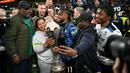 Pemain Atalanta, Ademola Lookman (tengah) merayakan gelar juara Liga Europa 2023/2024 bersama keluarganya setelah laga final melawan Bayer Leverkusen di Dublin Arena, Irlandia, Kamis (23/05/2024) dini hari WIB. (AFP/Paul Ellis)
