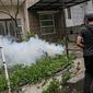 Seorang warga melakukan "fogging" atau pengasapan di perumahan Cinere Green Valley, Tangerang Selatan, Minggu (17/1/2021). Pengasapan untuk pencegahan penyakit Demam Berdarah Dengue (DBD) yang disebabkan gigitan nyamuk Aedes Aegypti terlebih sudah memasuki musim hujan. (Liputan6.com/Faizal Fanani)