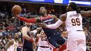 Aksi pemain Washington Wizards, John Wall (2) melewati adangan pemain Cleveland Cavaliers, Jae Crowder (99) pada laga NBA basketball game di Capital One Arena, Washington, (17/12/2017). Cleveland menang 106-99. (AP/Nick Wass)