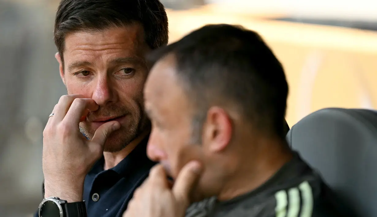 Pelatih Real Madrid, Xabi Alonso berdiskusi dengan asistennya saat laga Grup H Piala Dunia Antarklub 2025 melawan Al Hilal di Hard Rock stadium, Miami, Amerika Serikat, Kamis (19/06/2025) WIB. (AFP/Patricia De Melo Moreira)