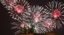 Kembang api menghiasi patung Quadriga di pintu masuk Brandenburg pada malam pergantian tahun di Berlin, Jerman, Minggu (1/1). Sebagian besar negara merayakan datangnya tahun baru 2017 dengan pesta kembang api. (REUTERS/Fabrizio Bensch)