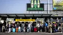 Pelancong yang terlantar menunggu taksi di pangkalan taksi resmi di Bandara Schiphol Amsterdam setelah lalu lintas kereta api dihentikan, pada 5 Juni 2023. (AFP/ANP/Ramon van Flymen)