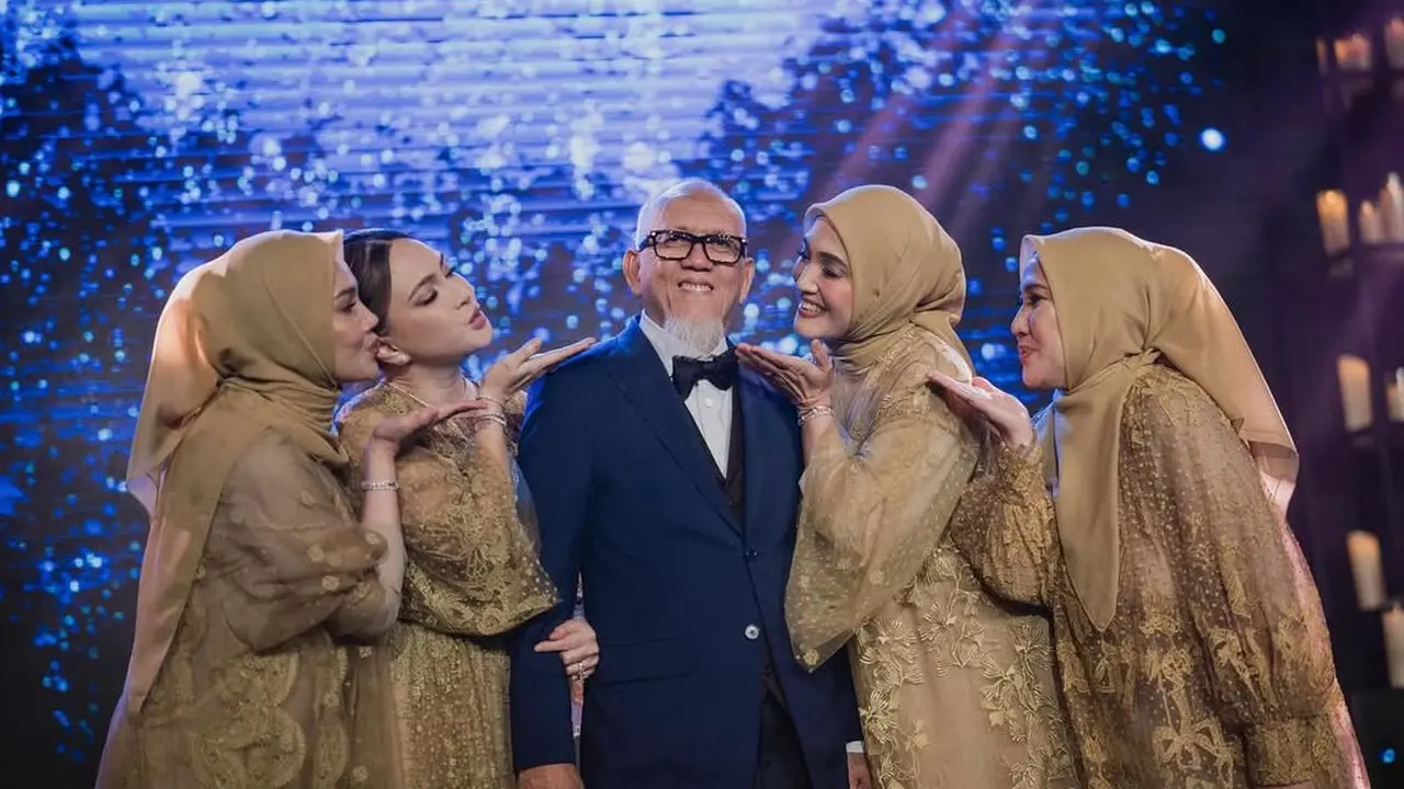 Shandy Aulia  Bersama Ketiga Kakak Muslimnya saat Rayakan Ulang Tahun sang Ayah