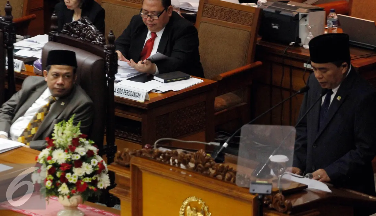 Fahri Hamzah  (kiri) saat memimpin Rapat Paripurna penutupan masa sidang V, Jakarta, Jumat (29/4). Fraksi PKS melakukan interupsi karena Fahri Hamzah masih memimpin sidang. (Liputan6.com/Johan Tallo)