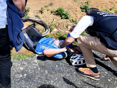 Pembalap sepeda Belgia, Michael Goolaerts mendapatkan pertolongan setelah terjatuh pada balapan klasik Paris-Roubaix di Prancis Utara, Minggu (8/4). Goolaerts meninggal setelah terkena serangan jantung saat balapan tersebut. (DAVID STOCKMAN/Belga/AFP)