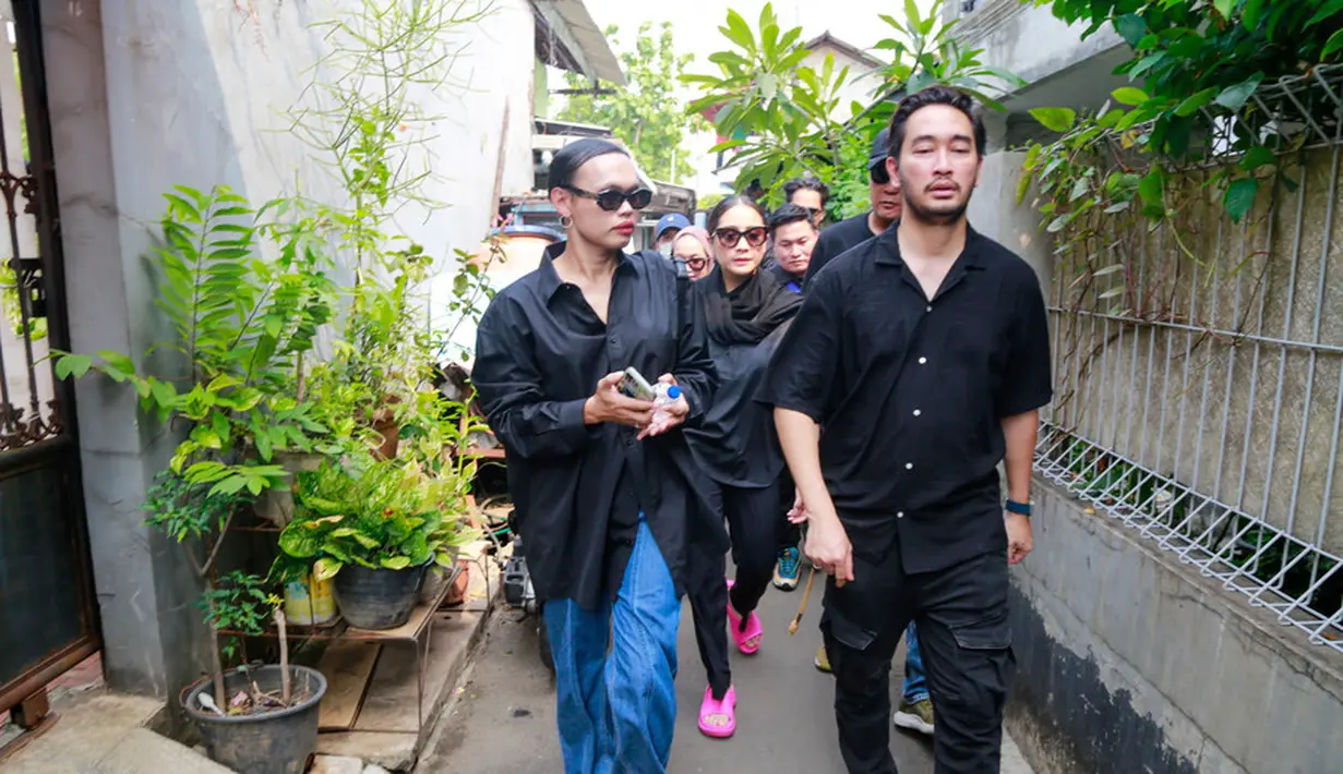 Perempuan biasa disapa Gigi itu hadir tanpa didampingi suami, Raffi Ahmad. Gigi datang melayat bersama asisten Merry dan penata busana Wanda Hara. [Foto;KapanLagi.com®/Muhammad Akrom Sukarya]