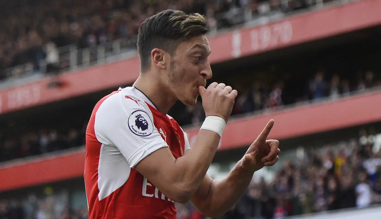 Gelandang Arsenal, Mesut Ozil, merayakan gol yang dicetaknya ke gawang Swansea pada laga Premier League di Stadion Emirates, London, Sabtu (15/10/2016). Arsenal menang 3-2 atas Swansea. (Reuters/Hannah McKay)