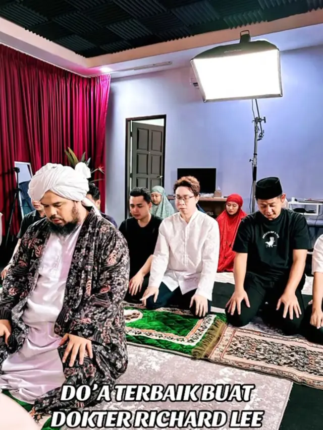 Ustaz Derry Sulaiman dan momen syahadat artis. (credit:instagram.com/derrysulaiman)
