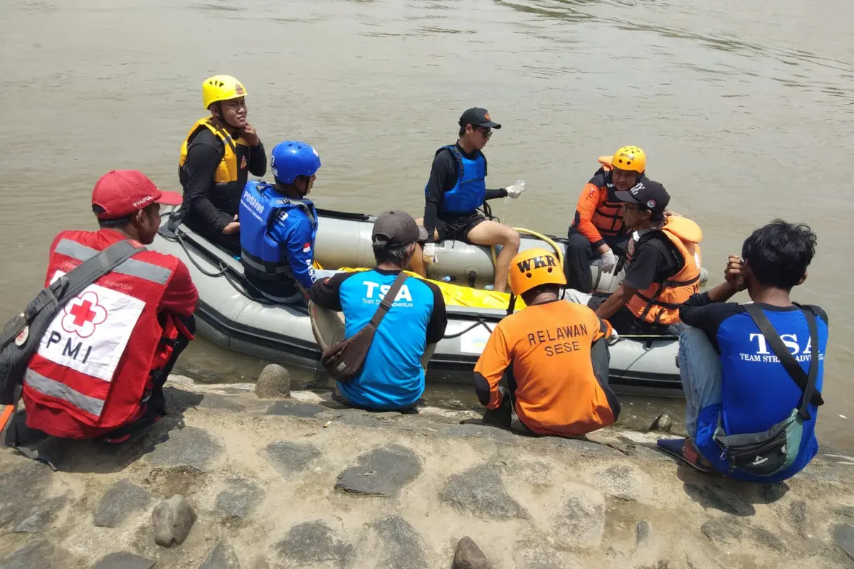 Tim SAR mengevakuasi bocah yang tenggelam di Sungai Brantas. (Istimewa)