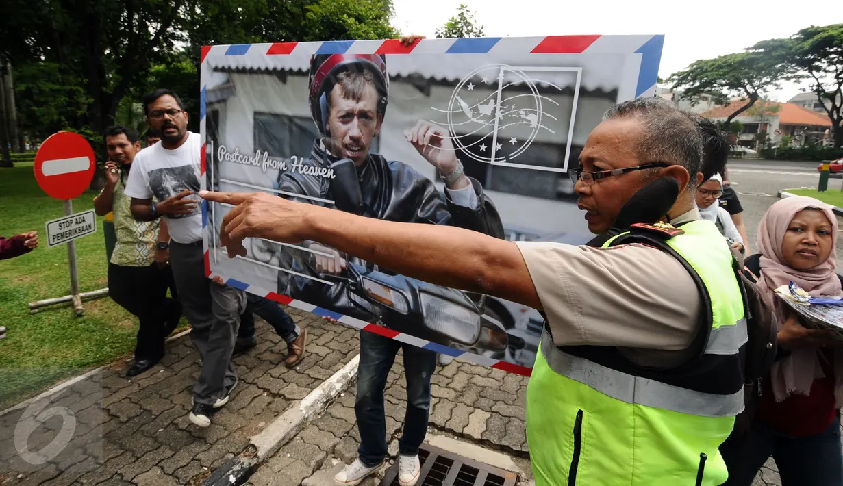 Polisi berusaha menahan aktivis KontraS saat akan masuk kawasan Sekretariat Negara untuk menyampaikan Kartu Pos Desak Presiden Selesaikan Kasus Munir, Jakarta, Selasa (17/1). Kartu dikumpulkan dari 20 kota di Indonesia. (Liputan6.com/Helmi Fithriansyah)