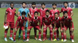 Pemain Timnas U-17 Indonesia berfoto sesaat sebelum menghadapi Uni Emirat Arab pada laga Kualifikasi Grup C Piala Asia U-17 2023 di Stadion Pakansari, Kab. Bogor, Jawa Barat, Rabu (5/10/2022). Laga kedua tim berlangsung sengit dan berakhir untuk keunggulan Timnas U-17 Indonesia dengan skor 3-2. (Liputan6.com/Helmi Fithriansyah)