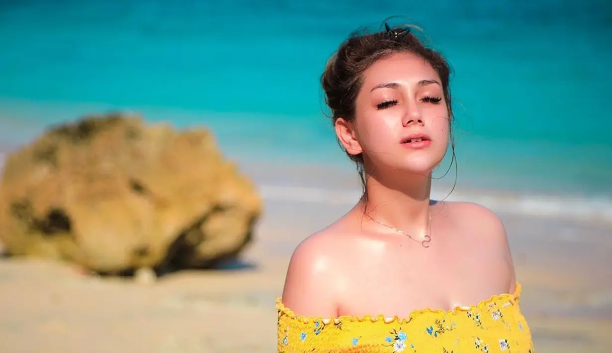 Perempuan keturunan Indonesia dan Italia ini memang gemar berlibur di pantai. Saking menikmati suasana syahdu di pantai, Celine sampai menutup mata. Gaya kecenya di pantai ini sukses curi perhatian. Banyak yang terpesona dengan gaya santai Celine saat di pantai. (Liputan6.com/IG/@celine_evangelista)