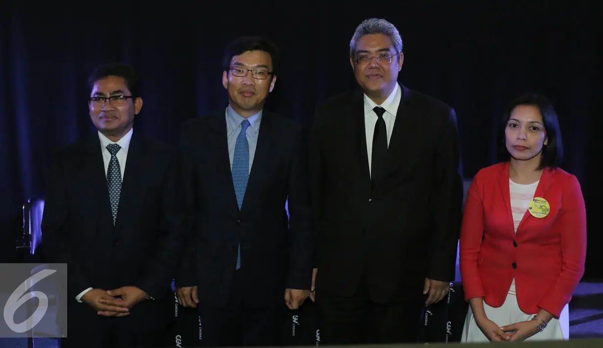 Sun Jong In (kedua kiri) foto bersama usai jumpa pres Korea ASEAN Cinema Weekend 2016, Jakarta, Jumat (14/10). Festival film ini akan digelar 15-16 Oktober 2016 di CGV Blitz Pacific Place.(Liputan6.com/Herman Zakharia)