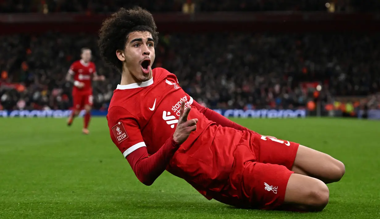 Pemain Liverpool, Jayden Danns melakukan selebrasi setelah mencetak gol ketiga timnya ke gawang Southampton pada laga putaran kelima Piala FA 2023/2024 di Anfield, Liverpool, Inggris, Kamis (29/02/2024) WIB. (AFP/Paul Ellis)