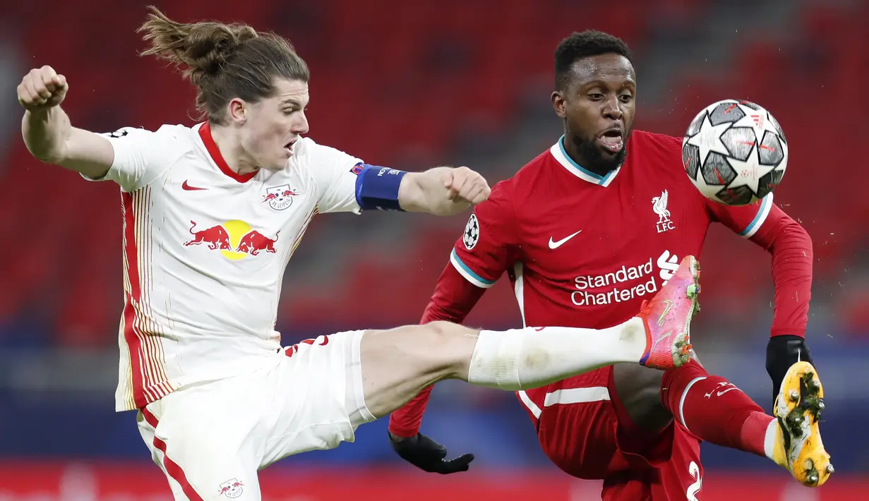 Pemain RB Leipzig, Marcel Sabitzer, berebut bola dengan penyerang Liverpool, Divock Origi, pada laga Liga Champions di Puskas Arena, Kamis (11/3/2021). Liverpool menang dengan skor 2-0. (AP/Laszlo Balogh)