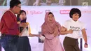 Pemeran film Keluarga Cemara berakting dengan peserta EGTC 2018 usai bercerita di Graha Sanusi Hardjadinata, Universitas Padjajdaran, Bandung, Rabu (5/12). Mereka bercerita seputar proses pembuatan film tersebut. (Liputan6.com/Helmi Fithriansyah)