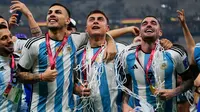 (kiri ke kanan) Pemain Argentina Leandro Paredes, Paulo Dybala, dan Rodrigo De Paul merayakan kemenangan atas Prancis pada pertandingan sepak bola final Piala Dunia 2022 di Stadion Lusail, Lusail, Qatar, 18 Desember 2022. Argentina menang 4-2 dalam adu penalti setelah pertandingan berakhir imbang 3 -3. (AP Photo/Manu Fernandez)