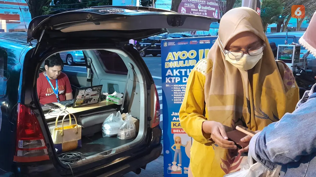 Aksi jemput bola rekam Identitas Kependudukan  Digital di Pasar Takjil Ramadhan Banyuwangi (Hermawan Arifianto/Liputan6.com)