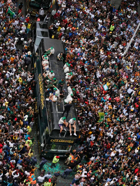 Timnas Afrika Selatan disambut meriah warga saat parade kemenangan Piala Dunia Rugby 2019 di Kota Johannesburg, Afrika Selatan, Kamis (7/11/2019). Timnas Afrika Selatan meraih gelar juara Piala Dunia Rugby 2019 setelah mengalahkan Inggris di final. (AP Photo/Denis Farrell)