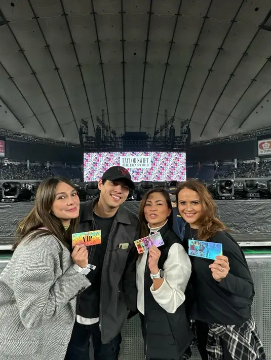 Tak sendirian, ia turut ditemani sang kekasih Maxime Bouttier dan sahabat-sahabatnya.