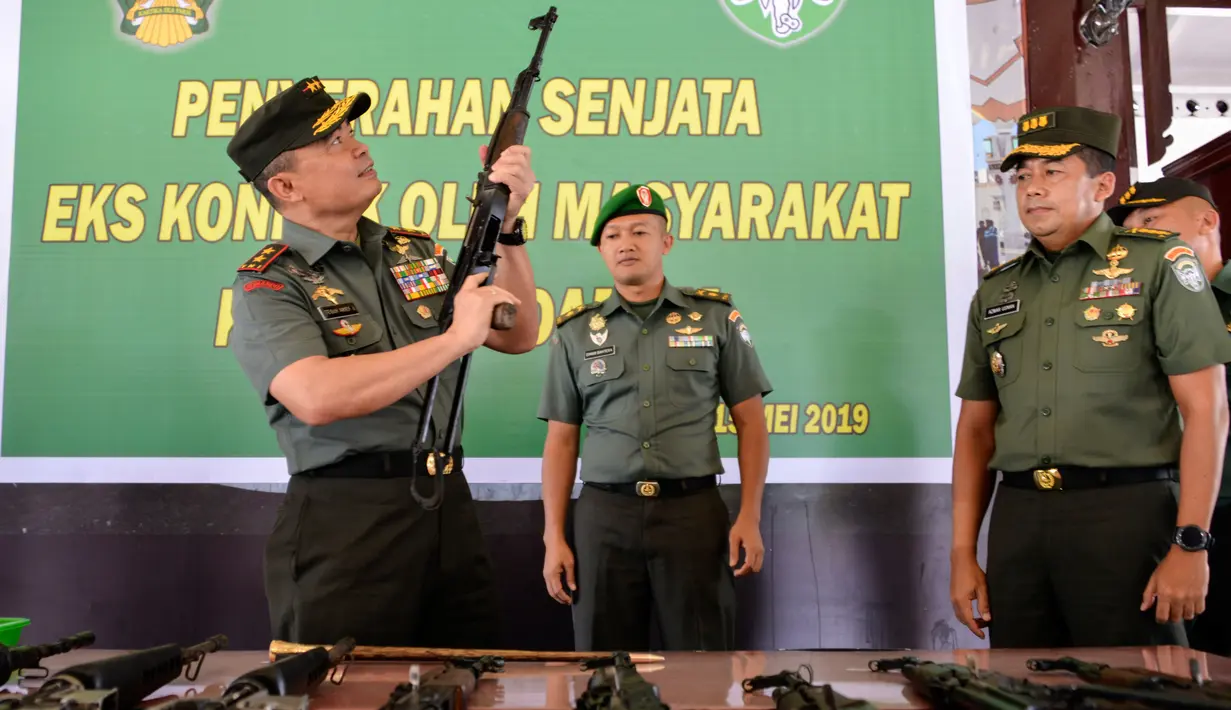 Panglima Kodam Iskandar Muda Mayjen TNI Teguh Arief Indratmoko memeriksa senjata bekas konflik di Banda Aceh, Aceh, Rabu (15/5/2019). Kodam Iskandar Muda menerima sembilan pucuk senjata laras panjang, tiga pistol, empat granat, lima magasin dan sejumlah amunisi bekas konflik Aceh. (CHAIDEER MAHYUDDI