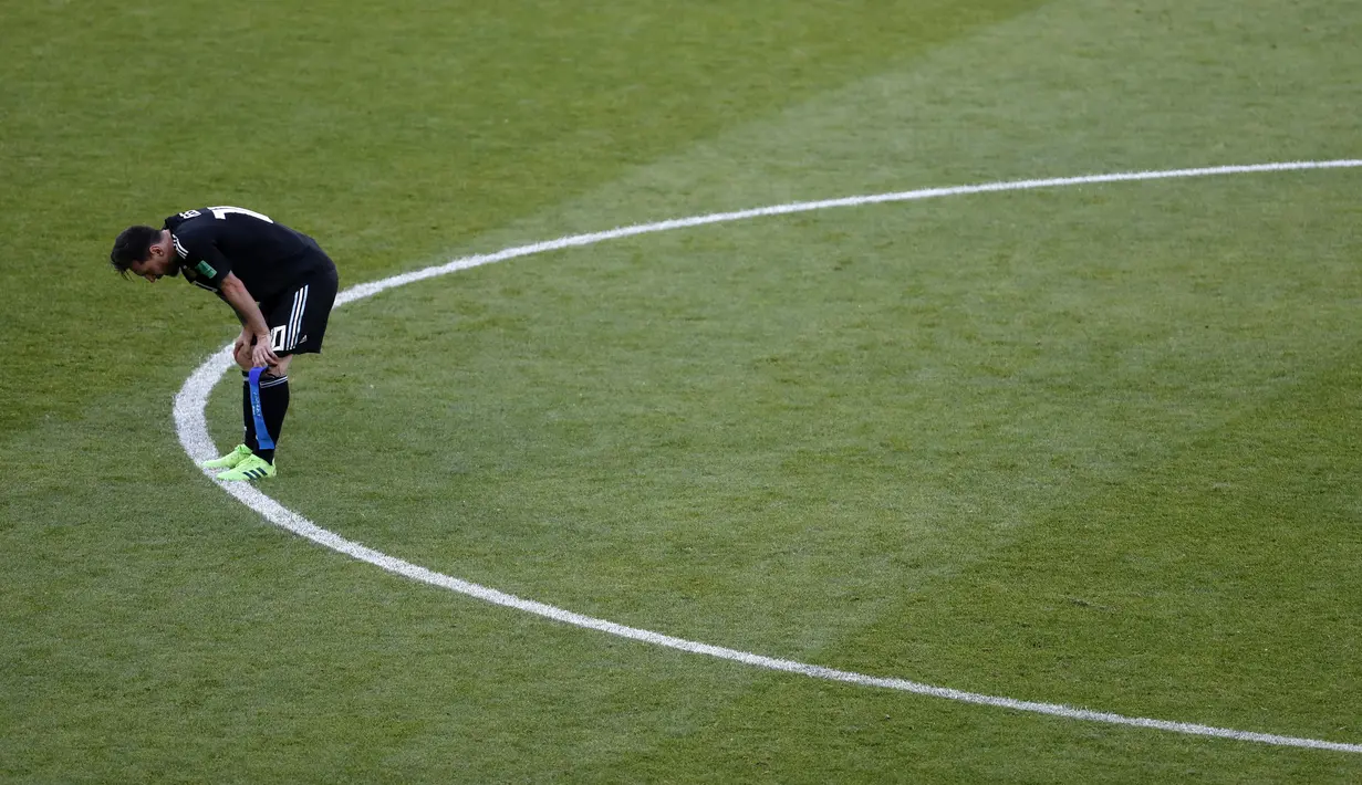 Bintang Argentina, Lionel Messi, tampak sedih usai ditahan imbang Islandia pada laga Grup D Piala Dunia di Stadion Spartak, Moskow, Sabtu (16/6/2018). Dirinya gagal penalti, Argentina ditahan imbang 1-1 oleh Islandia. (AFP/Rebecca Blackwell)