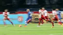 Sergio van Dijk mencoba melepaskan tembakan saat dihadang pemain PSM Makassar pada laga Torabika SC 2016 di Stadion GBLA, Bandung, Sabtu (2/7/2016). Persib menang 3-2. (Bola.com/Nicklas Hanoatubun)
