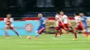 Sergio van Dijk mencoba melepaskan tembakan saat dihadang pemain PSM Makassar pada laga Torabika SC 2016 di Stadion GBLA, Bandung, Sabtu (2/7/2016). Persib menang 3-2. (Bola.com/Nicklas Hanoatubun)