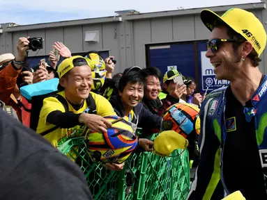 Pebalap Movistar Yamaha MotoGP,  Valentino Rossi (kanan) menempati urutan pertama Trending Rieders dengan 48% total mention. (AFP/Toshifumi Kitamura)
