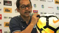 Pelatih Persela Lamongan, Aji Santoso.  (Bola.com/Muhammad Ginanjar)