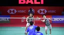 Ganda Putra Indonesia Kevin Sanjaya Sukamuljo dan Marcus Fernaldi Gideon saat melawan pasangan Jepang Takuro Hoki dan Yugo Kobayashi pada Indonesia Open 2021 di Nusa Dua, Bali, Minggu (28/11/2021). Kevin/Marcus meraih juara Indonesia Terbuka 2021 usai menang 21-14, 21-21-18. (HUMAS PP PBSI)