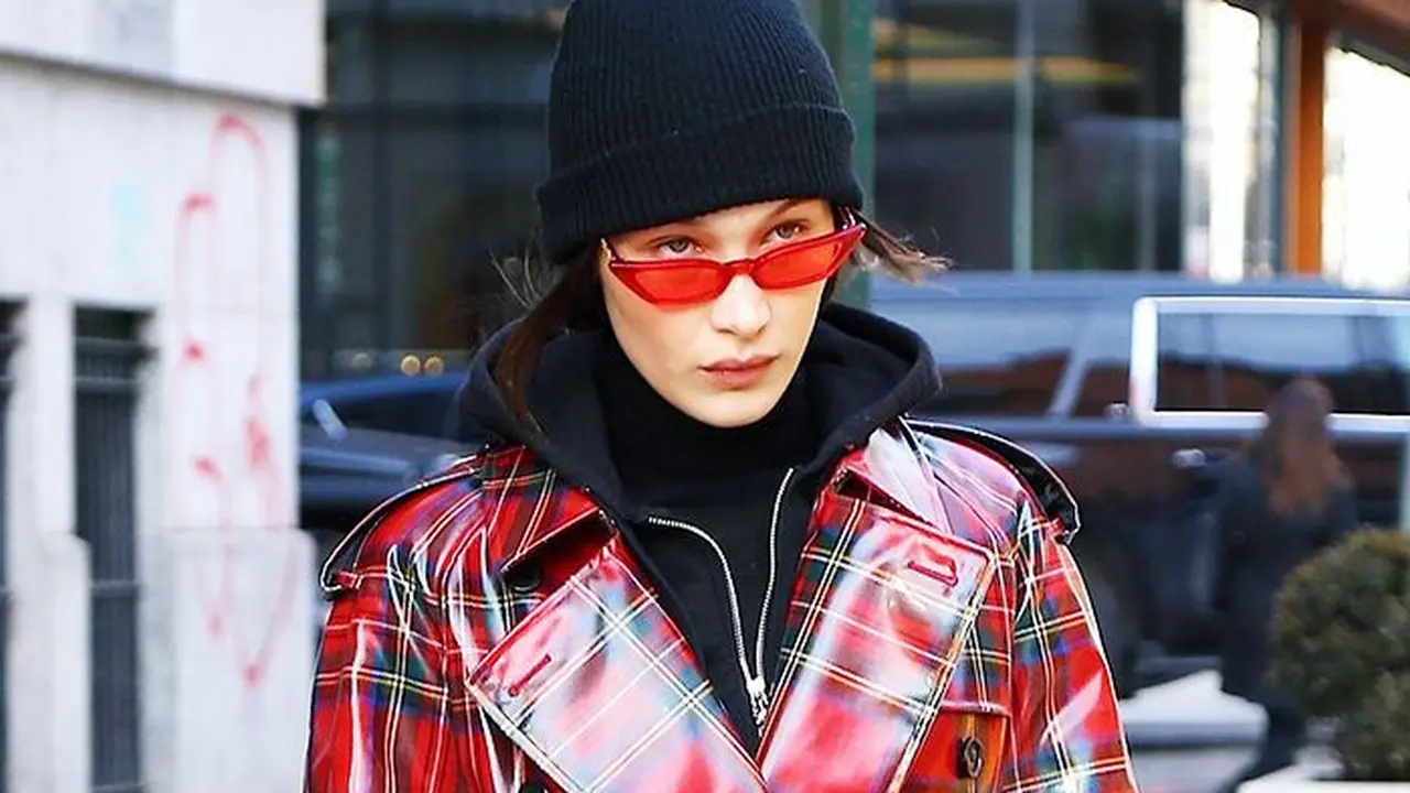 Kacamata Kapsul Ala The Matrix Kunci Tampil Keren Seperti Bella Hadid
