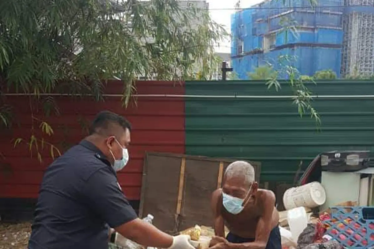 Bikin Terenyuh, Polisi Ini Rela Mendatangi Tunawisma Untuk Memberikan Makanan