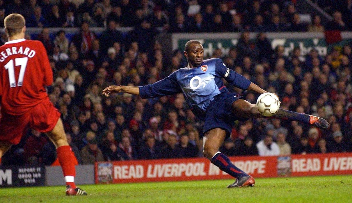 Patrick Vieira memainkan peran besar dalam revolusi Arsene Wenger di sepak bola Inggris. Ia membantu Arsenal menjadi kekuatan yang dominan. Vieira diminta mengisi peran yang ditinggalkan Tony Adams sebagai kapten Arsenal dari tahun 2002 hingga 2005. (Foto: AFP/Paul Barker)