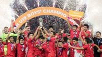 Selebrasi skuad Timnas Indonesia U-19 dengan trofi juara Piala AFF U-19 2024 usai mengalahkan Thailand U-19 pada laga final di Stadion Gelora Bung Tomo, Surabaya, Senin (29/7/2024). (Bola.com/Bagaskara Lazuardi)