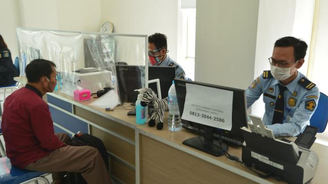 Imigrasi Jatim buka layanan di 9 kantor daerah selama PPKM Level 3 di Jatim. (Dian Kurniawan/Liputan6.com)