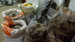 Sejumlah karung berisi sirip ikan hiu yang telah dikeringkan siap di jual di sebuah toko di Hong Kong (6/3). Budaya mengkonsumsi sirip hiu di Hong Kong makin meluas dan ditemukan dalam menu di restoran seafood di kota tersebut. (AFP/Anthony Wallace)