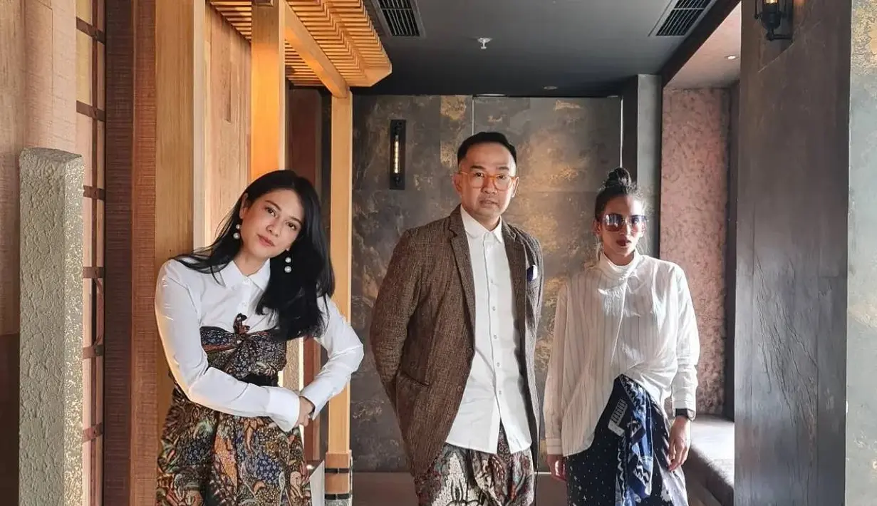 Ingin berkreasi dengan kain batik? Coba kreasikan sebagai dress kemben untuk tampilan kemeja putih anti-monoton (Foto: Instagram @therealdisastr)