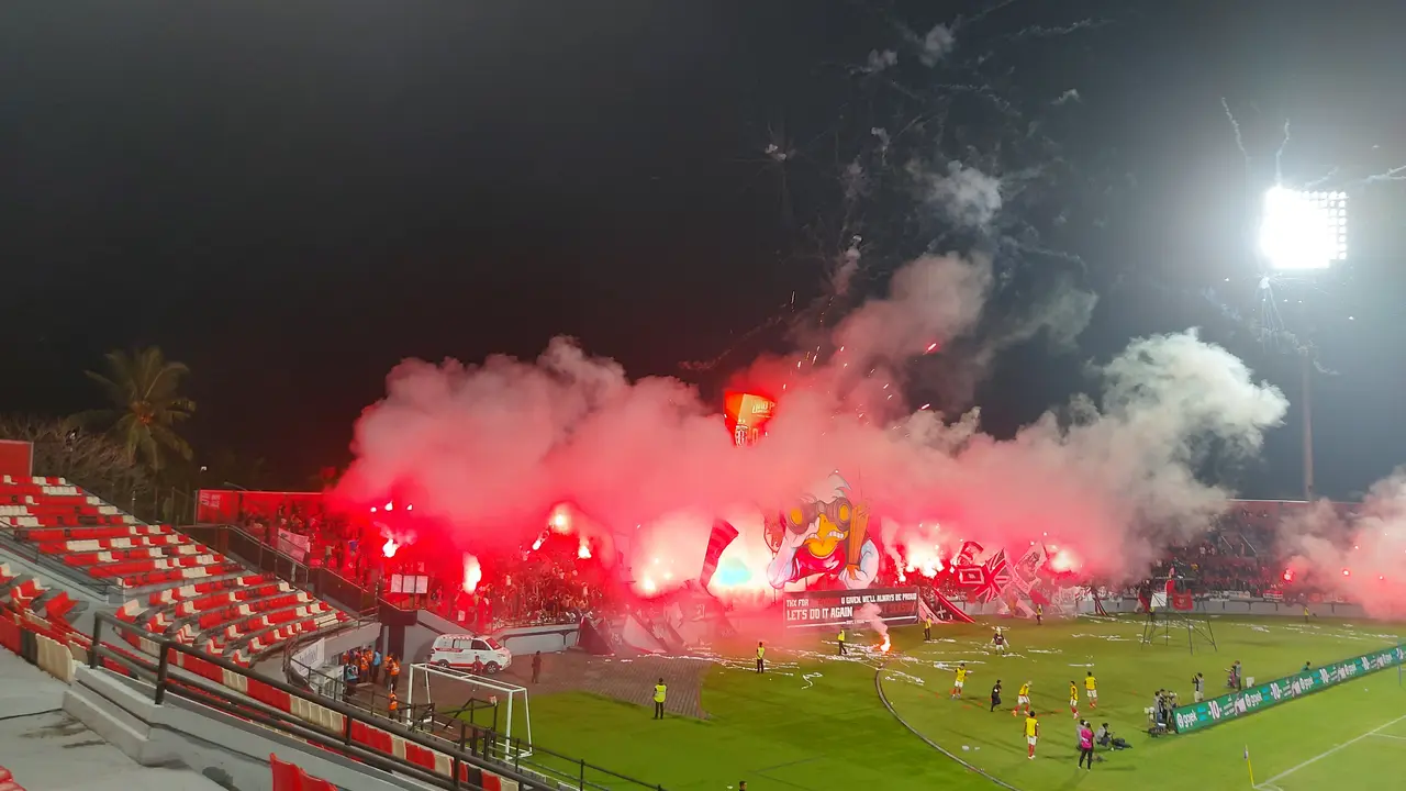 FOTO Suporter Bali United menyalakan flare