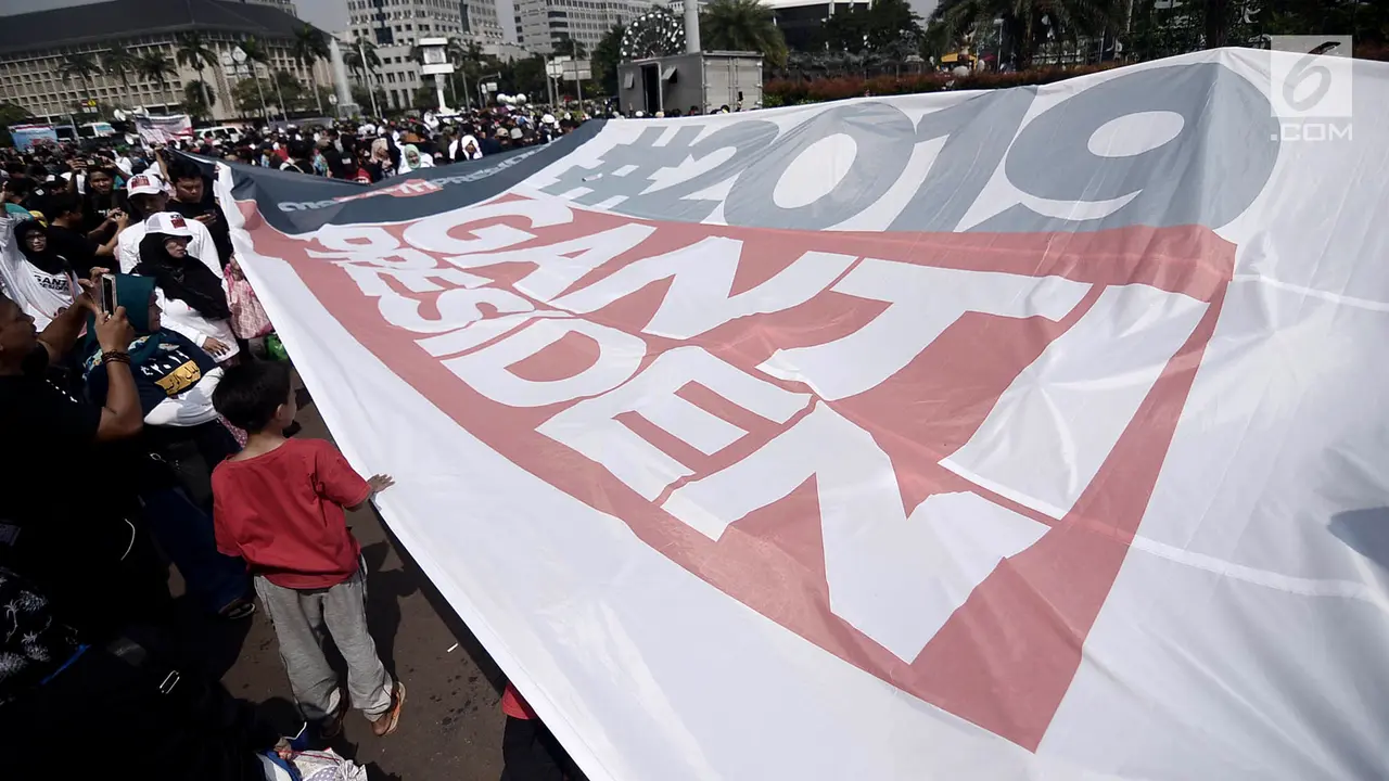 Massa 2019 Ganti Presiden Kibarkan Bendera Raksasa di Monas