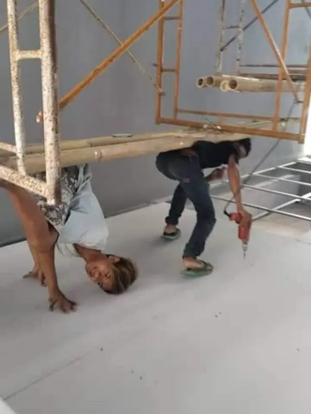 6 Aksi Freestyle Kuli Bangunan saat Kerja Ini Bikin Heran