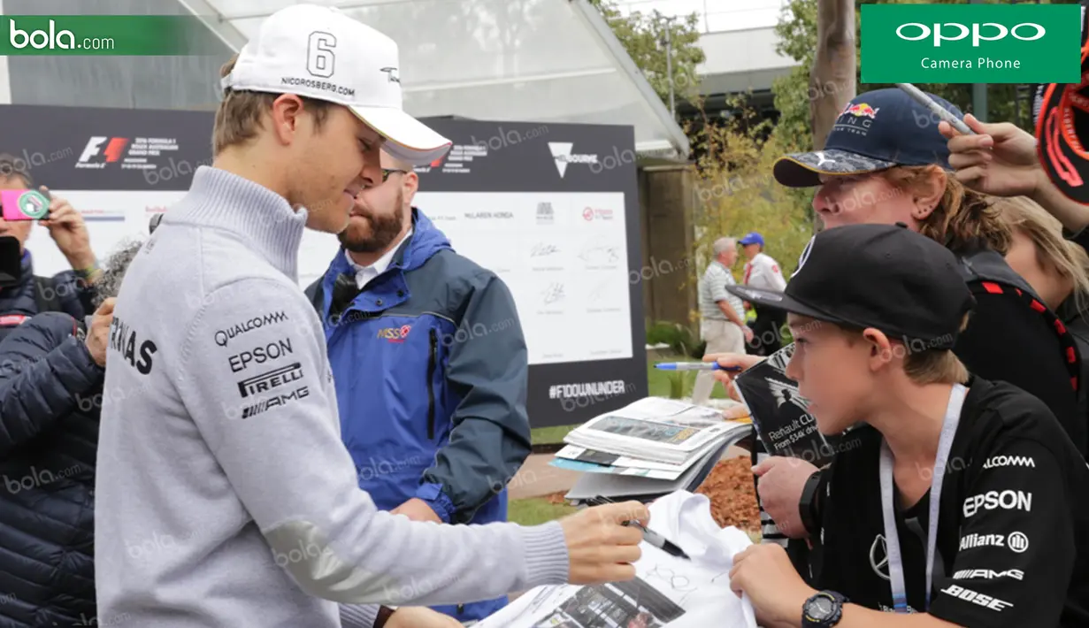 Pebalap Marcedes asal Jerman, Nico Rosberg, melayani permintaan tanda tangan dari penggemarnya yang berada di area fan zone jelang GP Australia di Sirkuit Albert Park, Melbourne, Sabtu (19/3/2016). (Bola.com/Yus Mei Sawitri)