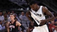 Ekspresi Dewayne Dedmon #3 dari San Antonio Spurs usai timnya kalah dari Hosuton Rockets pada gim pertama semifinal wilayah barat NBA, Senin (2/5/2017). (Ronald Martinez/Getty Images/AFP) 