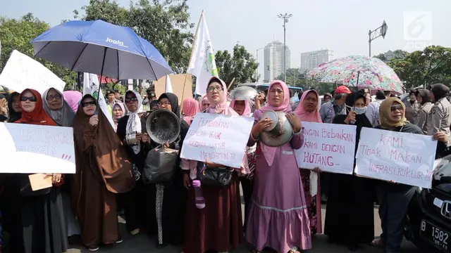 Sejumlah ibu menggelar aksi di sebarang Istana Merdeka dengan membawa peralatan dapur seperti panci dan penggorengan.