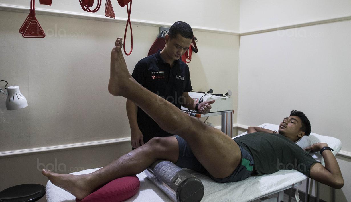 Bek Timnas Indonesia U-22, Bagas Adi Nugroho, menjalani terapi pemulihan di Cardea, Jakarta, Senin (31/7/2017). Lutut kiri dari pemain Arema FC ini mengalami cedera usai melakukan tekel pada kualifikasi Piala Asia U-23. (Bola.com/Vitalis Yogi Trisna)