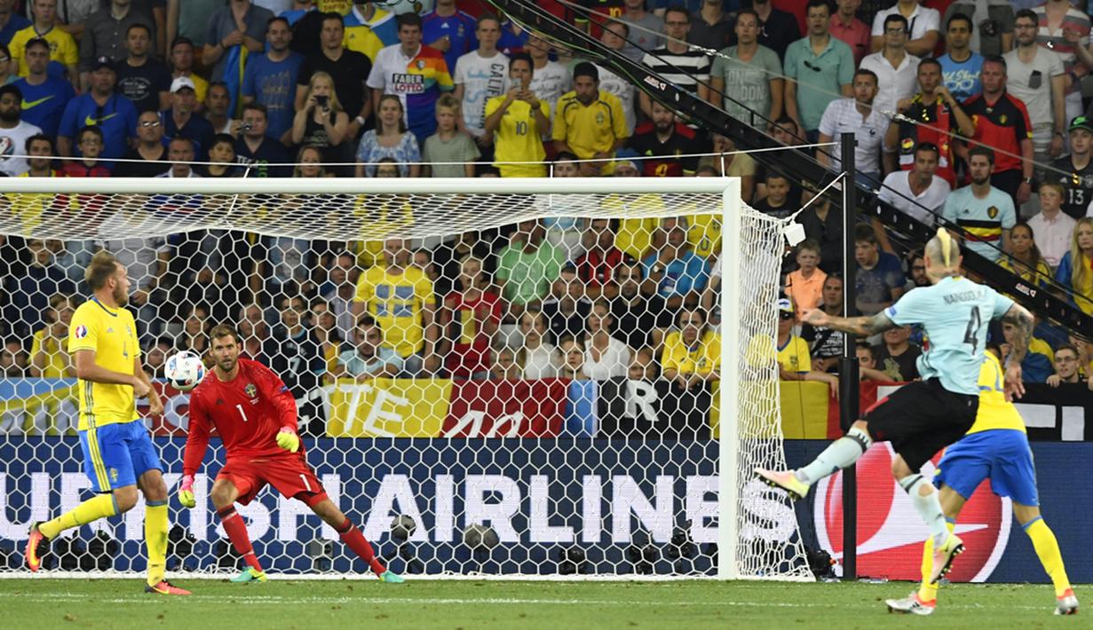 Pemain Belgia, Radja Nainggolan, menendang bola yang berbuah gol ke gawang Swedia pada laga terakhir Grup E Piala Eropa 2016 di Allianz Riviera, Nice, Kamis (23/6/2016) dini hari WIB. (AFP/Jonathan Nackstrand)