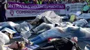 Para pengunjuk rasa membungkus diri dengan plastik saat melakukan aksi di Madrid, Spanyol (16/5). Mereka melakukan aksi yang disebut 'Platform 7N Against the Violence Against Women' untuk memerangi kekerasan terhadap perempuan. (AFP/Javier Soriano)